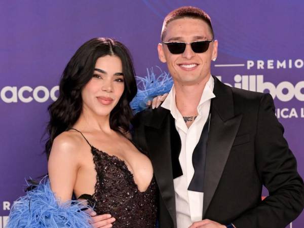 Kenia Os y Peso Pluma durante su aparición por los Premios Billboard 2025.