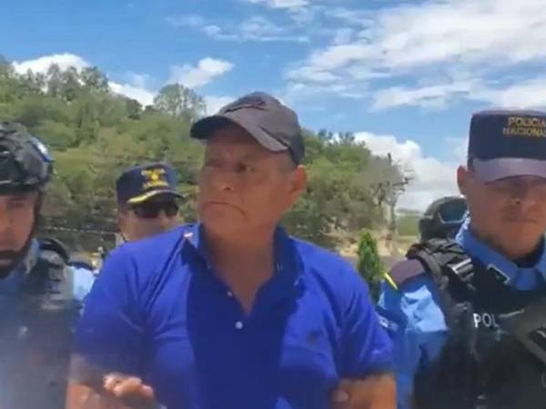 Imagen del hombre durante su traslado a una posta policial.