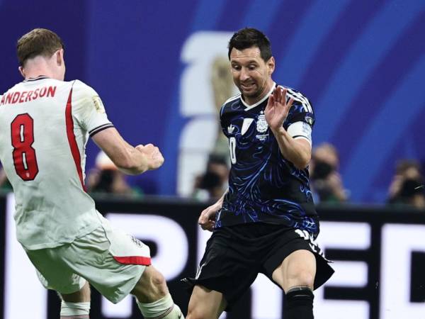Leo Messi de Argentina en la disputa del balón con el centrocampista inglés Elliot Anderson-.