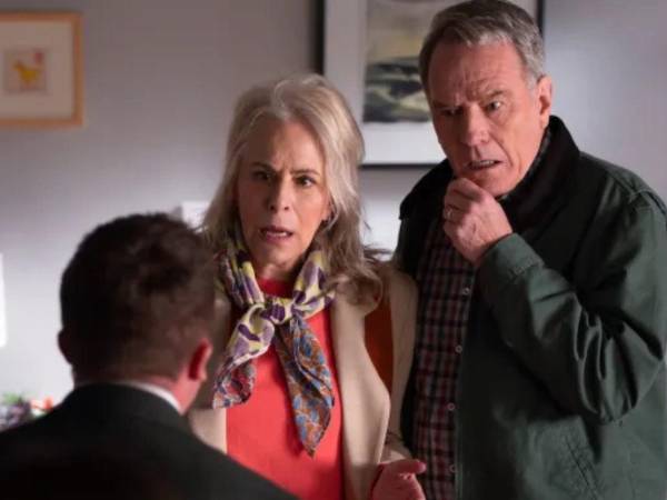 Frankie Muniz (de espaldas a la cámara), Jane Kaczmarek y Bryan Cranston en 'Malcolm in the Middle: La vida sigue siendo injusta'. Disney/David Bukach