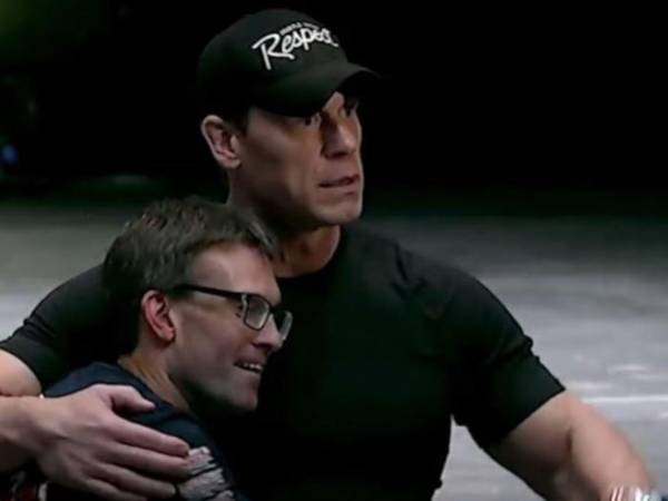 Un emotivo momento protagonizado por John Cena durante un evento público ha captado la atención en redes sociales, luego de que un fan compartiera con él su delicado estado de salud.