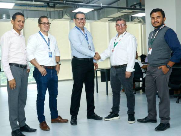 De Tigo Business: Gustavo Alvarado, ejecutivo de cuenta; Luis Enrique Amaya, ingeniero de servicios preventa; Carlos Pinto, especialista digital. De FEFASA: Cándido Rivera, gerente IT y Carlos Vásquez, jefe de Infraestructura.