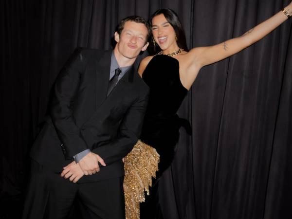 Callum Turner y Dua Lipa se casaron tras dos años de noviazgo.