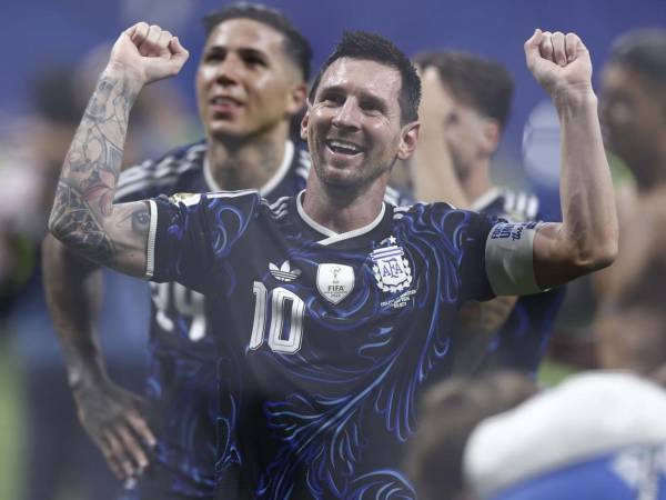 Lionel Messi celebrando el triunfo de Argentina contra Inglaterra en semifinales del Mundial 2026.