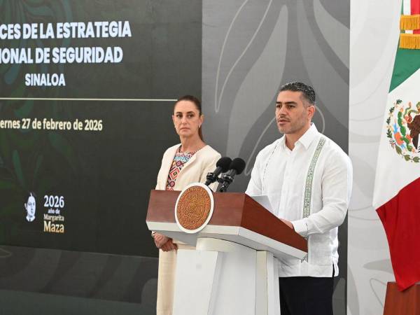 Fotografía cedida este viernes por la presidencia de México, del secretario de Seguridad y Protección Ciudadana, Omar García Harfuch, hablando durante una conferencia de prensa en la ciudad de Culiacán en Sinaloa (México).