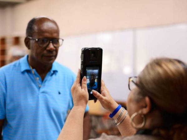 Uso del sistema biométrico durante el proceso electoral primario en Honduras. El CNE enfrenta retrasos en adjudicar este sistema clave a pocos meses de las elecciones generales.