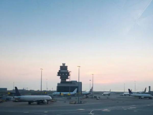 El accidente se produjo durante las primeras horas de la mañana, cuando el <b>aeropuerto</b> mantiene una actividad reducida en comparación con el resto de la jornada.