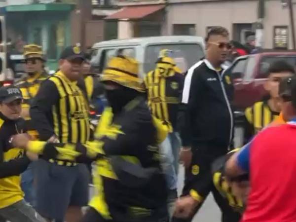 Aficionados del Xelajú y Real España protagonizaron un zafarrancho en los alrededores del estadio.
