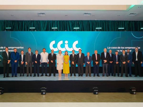 Junta Directiva y expresidentes de la Cámara de Comercio e Industrias de Cortés (CCIC) durante la presentación de la nueva imagen de la institución a líderes gremiales, empresarios, aliados estratégicos y medios de comunicación.