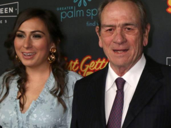 Victoria Jones en una imagen de archivo junto a su padre Tommy Lee Jones.