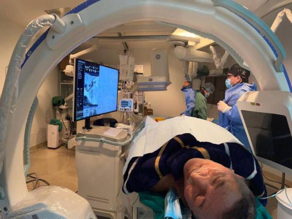 Personal médico del hospital Mario Rivas realiza una trombectomía mecánica.