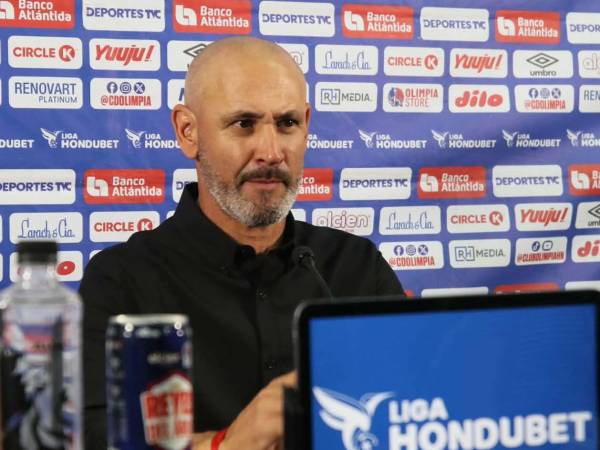 Eduardo Espinel en la conferencia de prensa tras la derrota contra el Motagua.