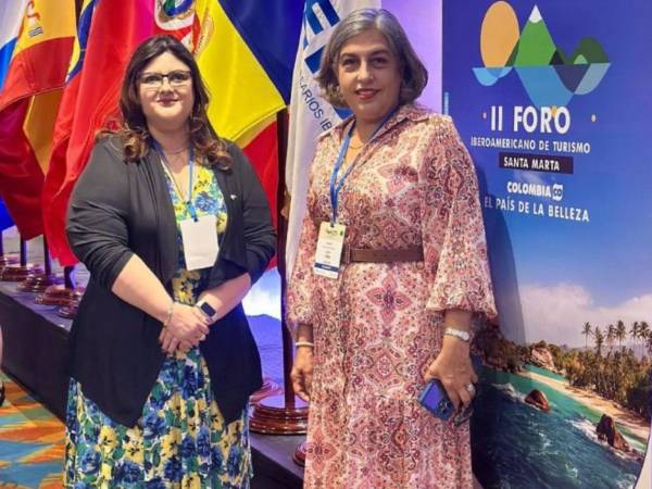 La gerente de Política Comercial del Cohep, Helui Castillo, y la presidenta del Cohep, Anabel Gallardo, durante su participación en el II Foro Iberoamericano de Turismo, realizado en Colombia.