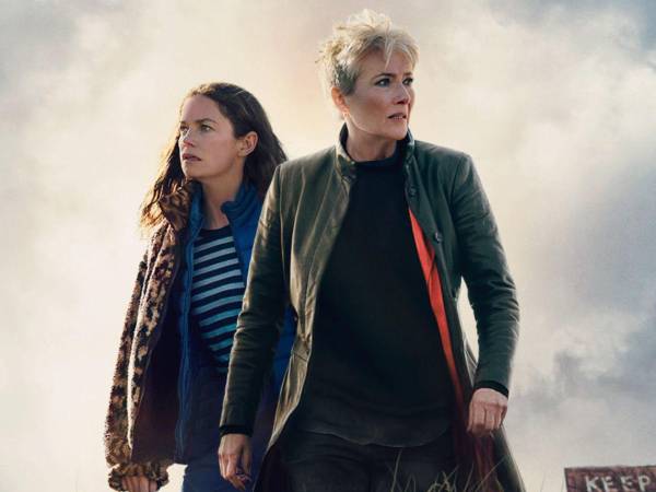 Ruth Wilson y Emma Thompson en la serie own Cemetery Road