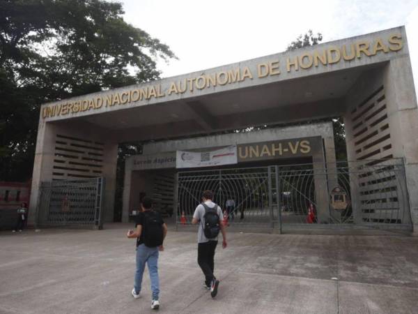 Estudiantes de Medicina y autoridades universitarias se reunieron para abordar la falta de docentes y otras necesidades de la carrera.