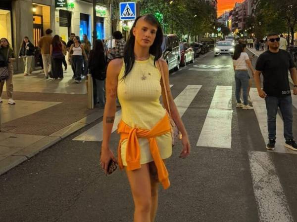 La actriz y cantante mexicana Gala Montes compartió una fotografía de su infancia en la que aparece un duro mensaje escrito a mano que atribuye a su madre. La publicación expone una experiencia dolorosa de su niñez y coincide con la promoción de su primer álbum musical, “La hija de nadie”, que llegará a las plataformas el próximo 23 de octubre de 2026.