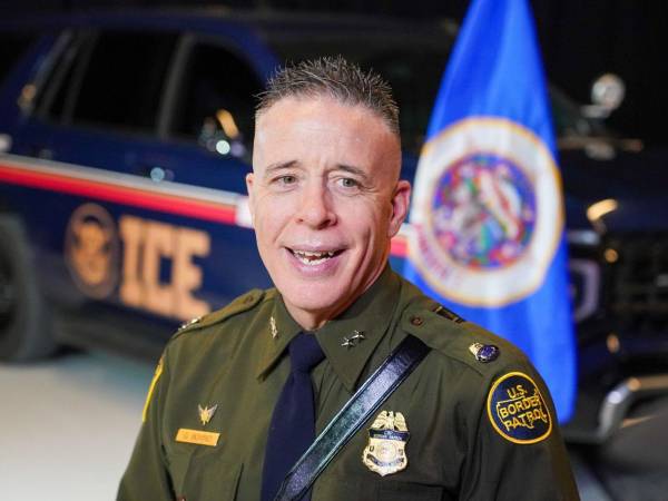 El alta funcionario de la Patrulla Fronteriza de Estados Unidos, Gregory Bovino, habló con sus partidarios tras una rueda de prensa en Minneapolis, Minnesota, Estados Unidos.