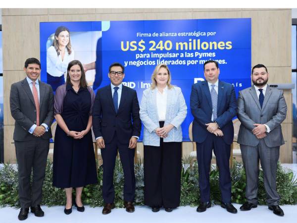 Representantes de Banpaís y BID Invest presentes en la firma de la alianza que beneficiará a más de 900 pymes y negocios liderados por mujeres.
