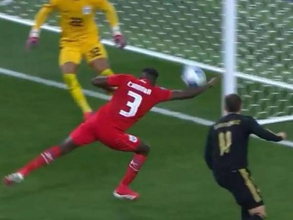 La mano de José Córdoba que provocó el penal para el triunfo de México ante Panamá en la final de la Nations League está siendo muy criticada y el jugador es señalado de amaño de partido.