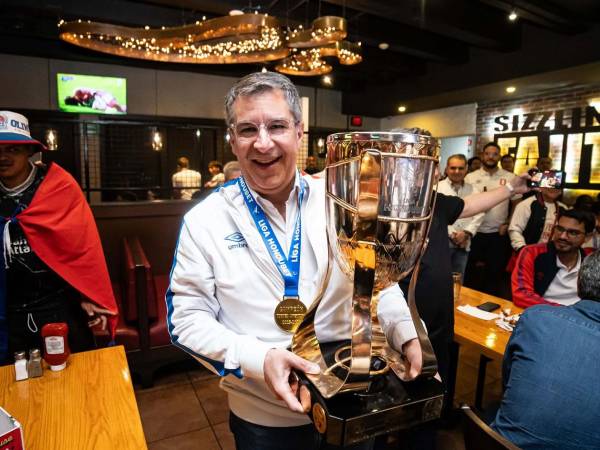 Rafael Villeda, posando con la Copa 40 del Olimpia tras superar al Marathón en la Gran Final.
