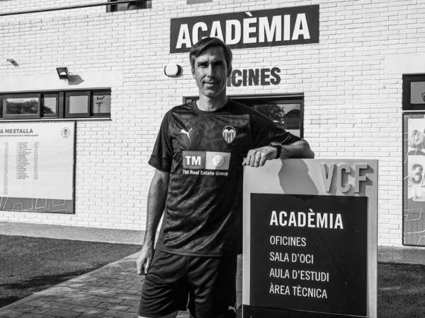 Fernando Martín Carreras, exfutbolista y entrenador del Valencia Femenino B, y tres de sus hijos permanecen desaparecidos tras un accidente marítimo en aguas de Indonesia.