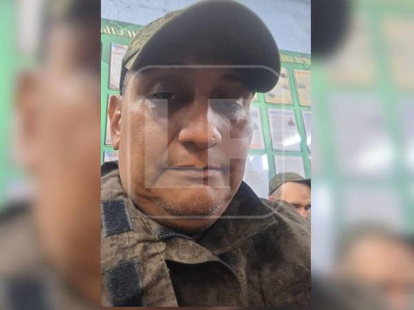 El hondureño Mario Roberto López López, originario de La Ceiba, en una de las pocas fotografías que le envió a su familia estando en Rusia y portando el uniforme militar en una de las bases de entrenamiento.