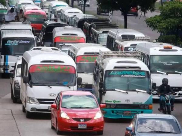 El alza del combustible obliga a transportistas a subir tarifas, generando malestar entre los usuarios.