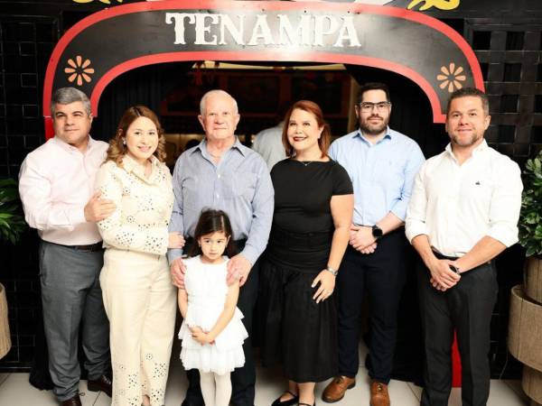 Roger Mauricio, Ruth Michelle , Emma Valentina , Melina , Roger André , Roger Enrique junto a su padre Roger D. Valladares.