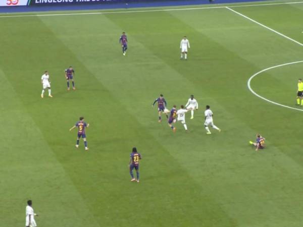 Mbappé marcó un golazo a los 11 minutos, pero la anotación no fue validada .