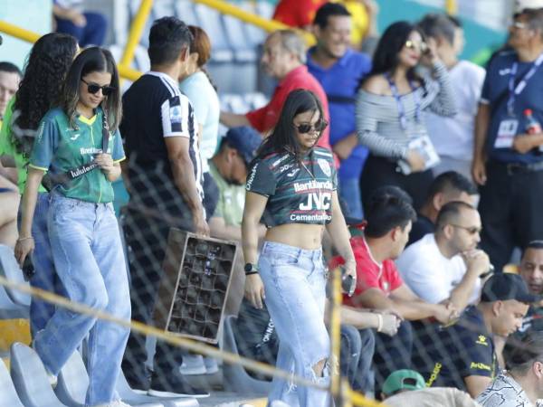 Dos hermosas chicas que han llegado al sector de silla en el estadio Morazán.