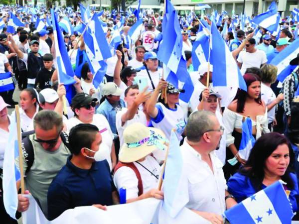 Banderas de Honduras pueden llevar a la caminata.