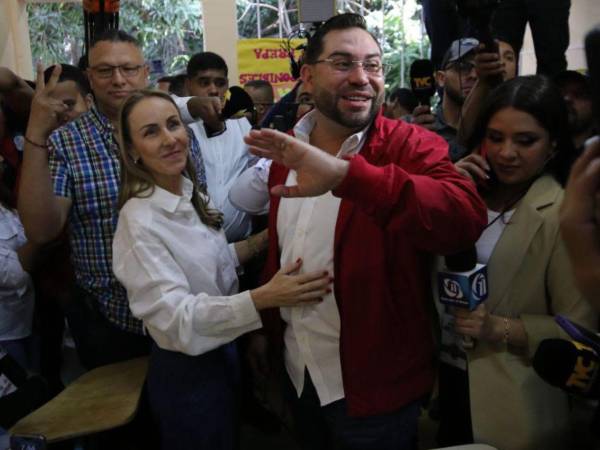 Jorge Cálix llega a su centro de votación para ejercer el sufragio.