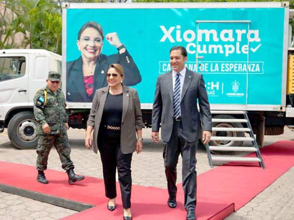 Presidenta Xiomara Castro durante la entrega de las clínicas móviles.