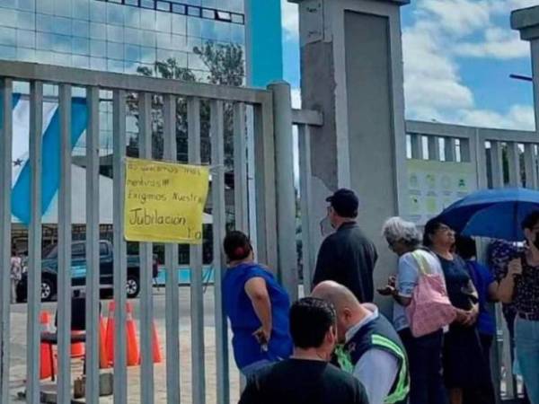 Maestros realizan trámites en el Centro Cívico Gubernamental en Tegucigalpa.