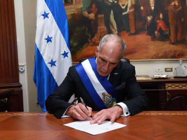 El presidente Nasry Asfura firma un convenio en Casa Presidencial.