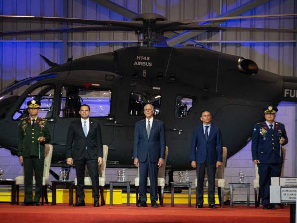 En el evento participaron el presidente Nasry Asfura y el presidente del Congreso Nacional de Honduras, Tomás Zambrano; el jefe del Estado Mayor Conjunto, Héctor Benjamín Valerio Ardón; y el comandante general de la FAH, Walter Yanuario Paz López.