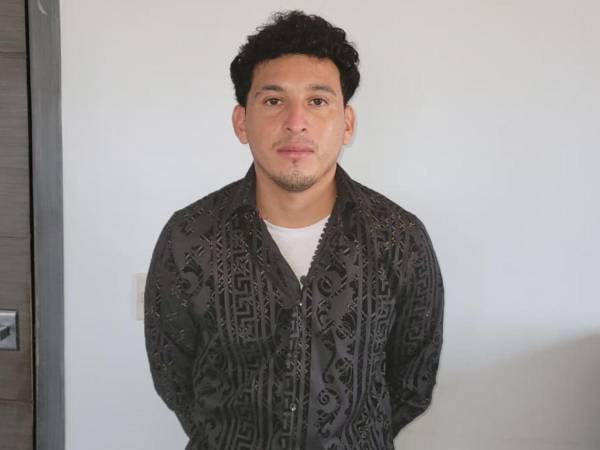 Momentos de la captura Arnold Francisco Corea Santos, de 26 años tras arribar a HondurAs de un vuelo procedente de Estados Unidos.