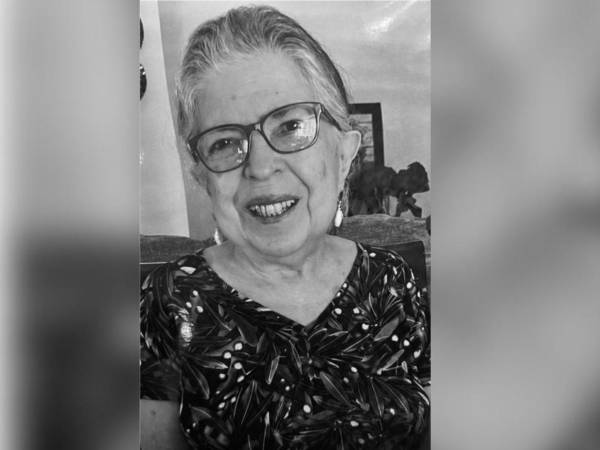Fotografía en vida de Delia Esperanza Fernández, reconocida como la primera directora del Centro Regional de la entonces Escuela Superior del Profesorado, hoy Universidad Pedagógica Nacional Francisco Morazán (UPNFM).