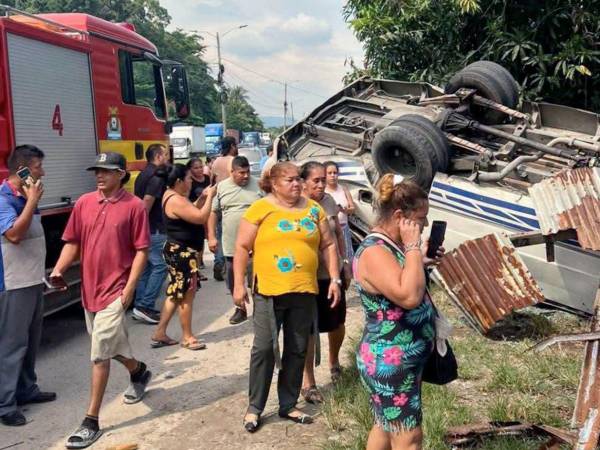 Personas llegan a la escena del accidente en Choloma, Cortés.