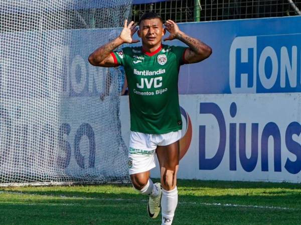 Iván Chino López celebrando gol con el Marathón.
