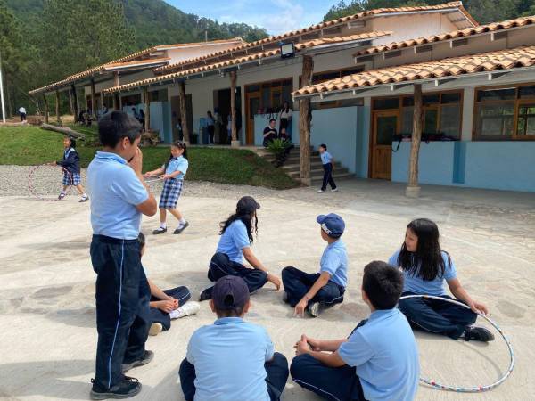 En un rincón montañoso de Lempira, la educación bilingüe florece entre el esfuerzo de las familias, la visión comunitaria y el compromiso con los valores.