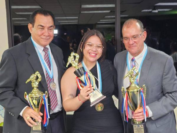 Adrián Alcides Valladares (Micrófono de Plata), Katia Perdomo (Micrófono de Bronce/Voz revelación) y Renato Álvarez (Micrófono de Oro).