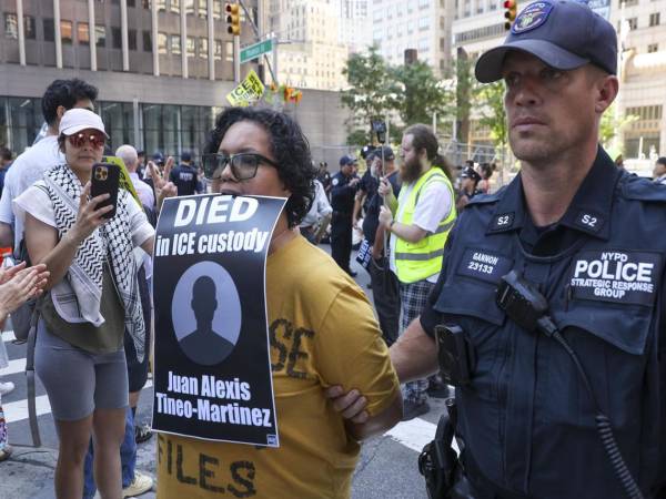 Aseguran que los inmigrantes detenidos en el piso 10 del edificio, donde se ha negado acceso a congresistas, no cuentan con camas, duchas, atención médica ni acceso legal, que están hacinados. EFE