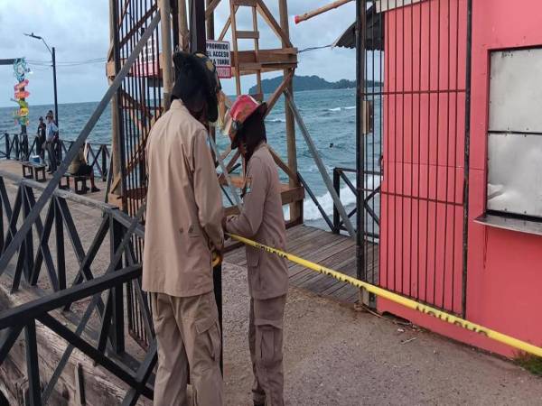 Las autoridades locales recomiendan evitar el tránsito por la estructura dañada.