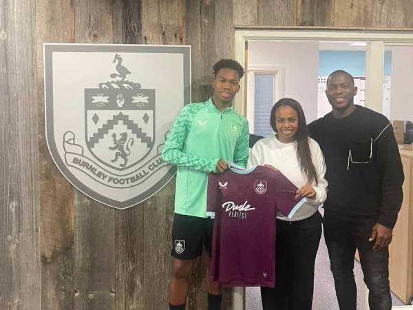 Maynor Figueroa y su esposa Sandra Norales acompañaron a su hijo Keyvan Figueroa en su presentación con el Burnley.