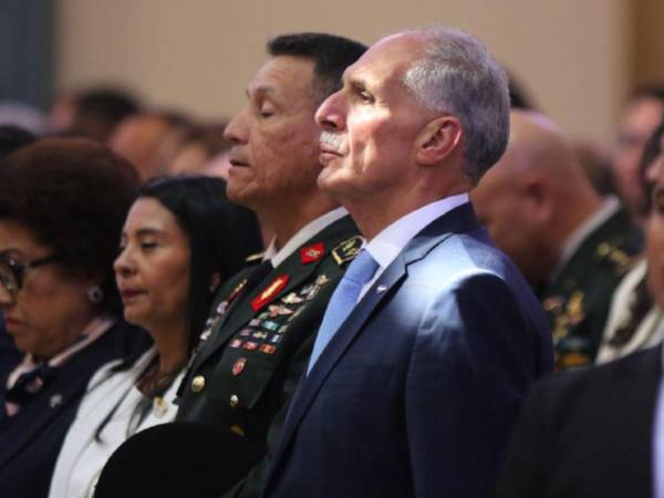 El presidente Nasry Asfura en una misa en la Basílica Menor de Suyapa en Tegucigalpa.