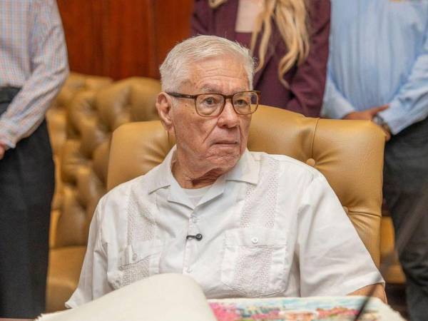 El arquitecto Roberto Elvir durante la firma del libro de Visitas Distinguidas de la Municipalidad de San Pedro Sula en marzo de 2026.