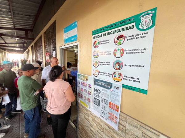 Los pobladores de Cuyamel, Omoa, tuvieron que esperar más de una hora para poder ejercer el sufragio en el CEB José Vicente Cáceres.