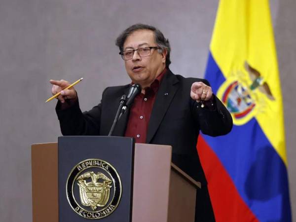 Petro afirma que hubo manipulación electoral y rechaza gobierno que asumirá en agosto.