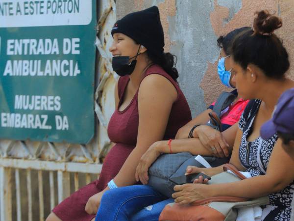 Mujeres embarazadas esperan su turno para ser atendidas por un médico en el Hospital Leonardo Martínez de San Pedro Sula.